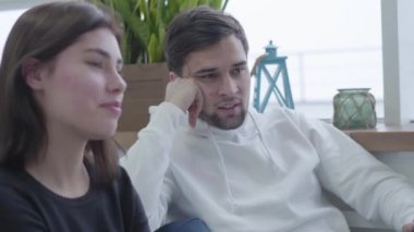 Bir kafe veya bir hub oturmuş, sohbet ve için emir bekliyoruz mola sırasında gülümseyen üç arkadaş