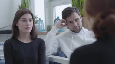 Bir kafe veya bir hub oturmuş, sohbet ve için emir bekliyoruz mola sırasında gülümseyen üç arkadaş