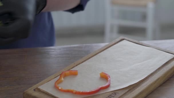 Chef Professionnel Gants Cuisine Noirs Mettant Légumes Frais Viande Barbecue — Video