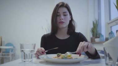 Bir güzel restoran ya da kafe yemek genç ve güzel bir esmer kız portresi.