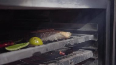 Somon Balık, limon, biber ve acı biber ızgara kömür fırın içinde pişmiş