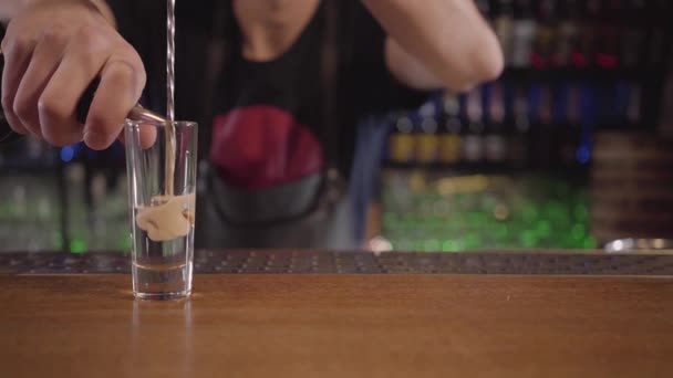 Jovem barman profissional fazendo um tiro no bar — Vídeo de Stock