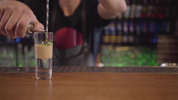 Barman faire un tir sur le bar — Video