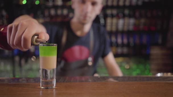 Barman professionnel faisant un tir sur le bar — Video