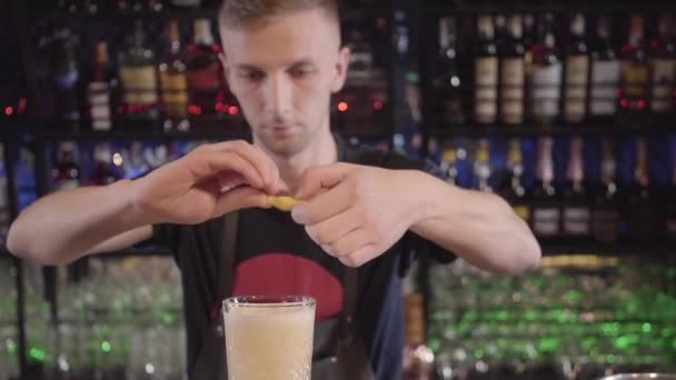 Barman au restaurant du bar préparant un délicieux cocktail et servant un verre avec un morceau de citron — Video