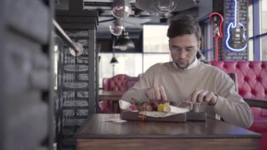 Yakışıklı olan lüks restoran ve eatting harika lezzetli yemek ızgara et ve sebze ile oturuyor