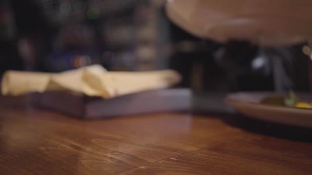Χέρι του εστιατόριο chef βάζοντας το πιάτο με μεγάλο κομμάτι από ψάρι στη σχάρα σολομός στο τραπέζι — Αρχείο Βίντεο