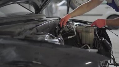 Eller arabanın motoru yakınındaki mekanik çalışma yakından parmak ayrıntılarla sıkın. Otomobil araba onarım istasyonu tespit eldiven araba master