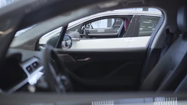 Auto debout dans une rangée à un concessionnaire automobile. Salle d'exposition de voiture . — Video