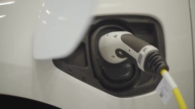 Bir elektrikli araç şarj istasyonu takılı kentsel elektrikli otomobil.