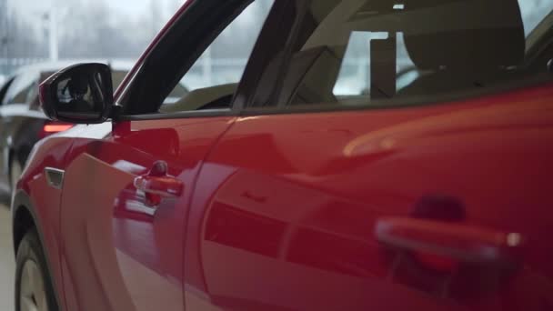 Vista trasera de un lujoso coche rojo pulido de pie en el coche Cclose up. Concepto de compra de vehículos, negocio de automóviles — Vídeo de stock