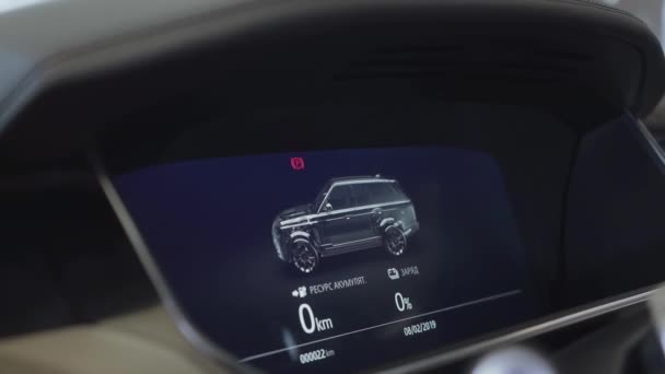 車両のコックピットと画面、カーエレクトロニクスをクローズ アップ。画面で自動車の表示についての情報。自動車技術の概念 — ストック動画