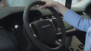 Yolcu Kabini yeni arabanın tanınmayan kız. Başarılı kadın yeni otomatik inceliyor. Araba Bayilik.