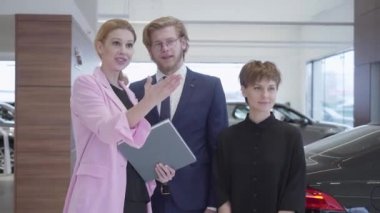 Başarılı çift prestijli araba galerisinde yeni bir oto satın alır. Araba pazarlamacı kendi yeni araç hakkında bir genç çift bilgi gösterir.