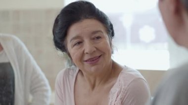 Olgun kız için bir hikaye anlatmaya yetişkin bir kadın portresi. Eski arkadaşlar toplantı. Yakın çekim.