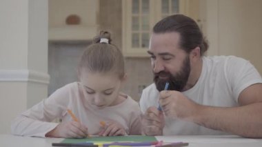 Sakallı adam küçük kızı evde masada otururken işaretleri ile çizim bakarak. Babası kızını nasıl çizileceğini danışmanlık. Küçük kız mutfakta oturmuş baba ile vakit geçiriyor