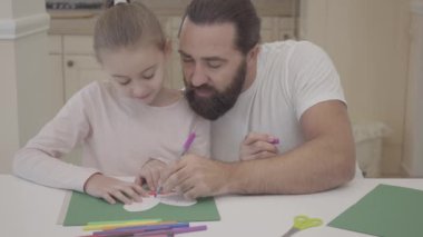 Genç Baba ve küçük şirin kızı oturma odasında ve işaretleri kartpostal ile yeşil karton üzerinde çizim