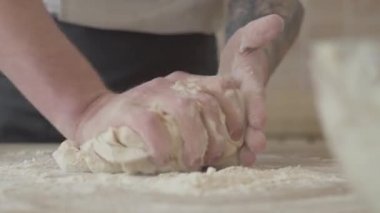 Eller genç pizza Maker modern mutfak evde pizza hamur yoğurma aşçı üniformalı kapatın. Yiyecek hazırlama kavramı