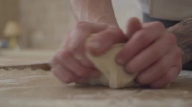 Slpw hareket pizza Maker hamur ticari mutfak'dır moder restoranda yemek pişiriyor. Yakın çekim.