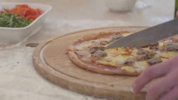 Corte à mão com faca. Pizza em placa de madeira prato . — Vídeo de Stock