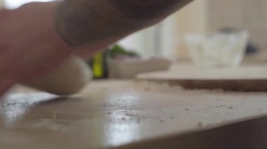 Pizza makinesi hamur ticari mutfak'dır moder restoranda yemek pişiriyor. Yakın çekim.