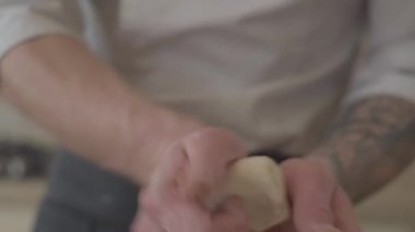 Şef yemek yoğurma hamur pizza hazırlık için. Erkek pasta pişirme için hamur yapma eller. Fırın mutfak üzerinde ev yapımı pasta pişirme. Hazırlık makarna, spagetti, gıda kavramı. Ağır çekim. Yakın çekim.