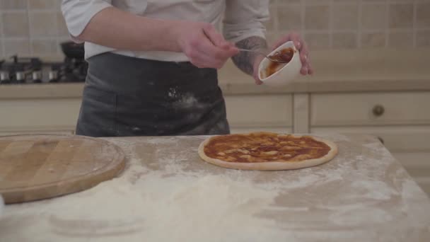 Pizza maker cozinhar pizza na receita tradicional italiana. Chef fazendo pizza italiana com massa de tomate na pizzaria. Preparação de alimentos de processo, cozinha nacional. Conceito de cozinha alimentar — Vídeo de Stock