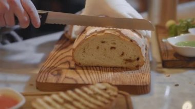 Elinde Şef buğday ekmek ahşap tahta kesme beyaz lastik eldiven kapatalım. Modern restoranda gıda hizmet