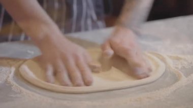 Eller genç pizza Maker hamur hazırlama önlük kapatın. Şef olun pizza