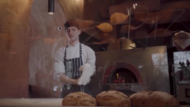 Profissional cozinhar fiação e jogando massa de pizza na cozinha do restaurador . — Vídeo de Stock