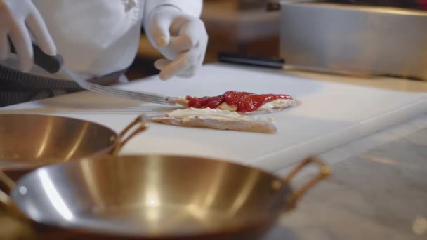 Chef-kok handen bereiden van vis filet over snijplank. Voedselbereiding in moderne restaurant, zeevruchten. Gastronomisch koken concept. — Stockvideo