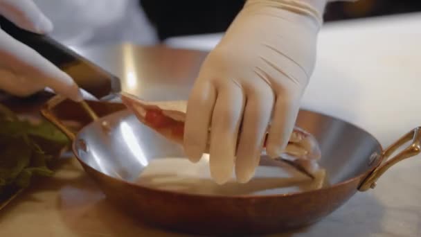 Chef-kok handen bereiden van vis filet in moderne restaurant close-up. Gastronomisch koken concept. — Stockvideo