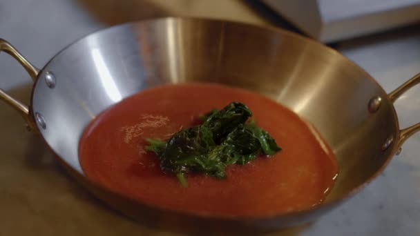 Kocken sätter blad och musslor i djupa aluminium kastrull med handtag med röd sås inuti. Förberedelse skaldjur på restaurang kitchen — Stockvideo