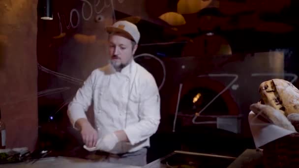 Chef professionisti sale e pepe il piatto sdraiato nella padella. Cucinare cibo delizioso nel ristorante . — Video Stock