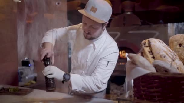 Chef-kok een heerlijke watertanden sandwich zouten. Het concept van het koken in het restaurant. — Stockvideo