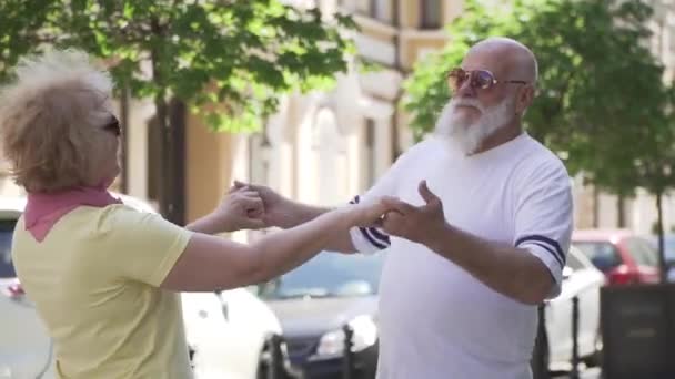 Schönes reifes Paar tanzt Walzer auf urbaner Straße — Stockvideo