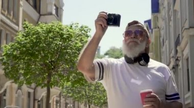 Güneş gözlüğü şık olgun adam portresi almak fotoğraf şehirde