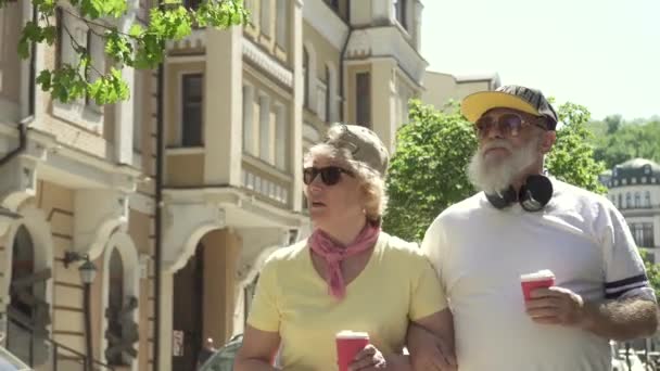 Moderne Oma und Opa spazieren in der Stadt und genießen einander — Stockvideo