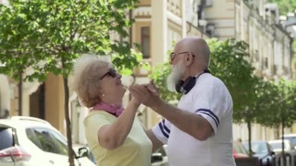 Feliz en el amor pareja bailando vals en la calle urbana — Vídeos de Stock