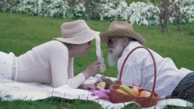 Üst düzey çift birbirlerine Park piknik marshmallow besleme