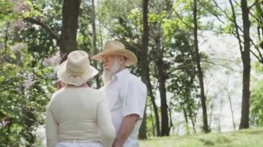 Erkek ve kadın yaz Park'ta yürüyordunuz aşık