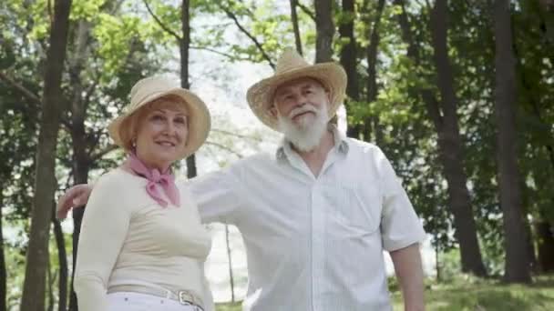 Porträt eines glücklichen verliebten Senioren-Paares — Stockvideo