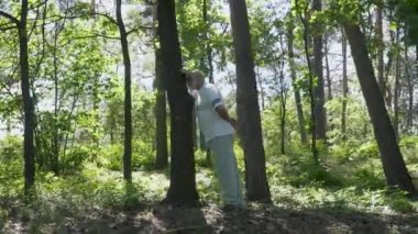 Komuta sizde ağaç gövdesi yaslanmış