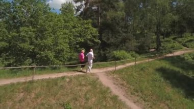 Yaz park, havadan görünümü çalışan Semior Çift