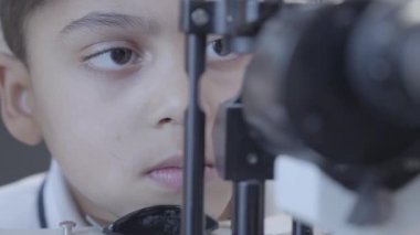 Testi optometrist tıbbi ofis ile yaptıkları Afro-Amerikan çocuk kadar yakın. Tıp, sağlık, Oftalmoloji kavramı