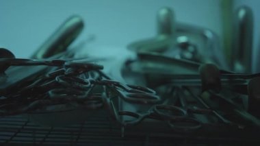 Masanın üzerinde cerrahi aletler