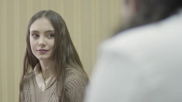 Портарайт молодой красивой девушки с длинными волосами в консультации с врачом в кабинете — стоковое видео