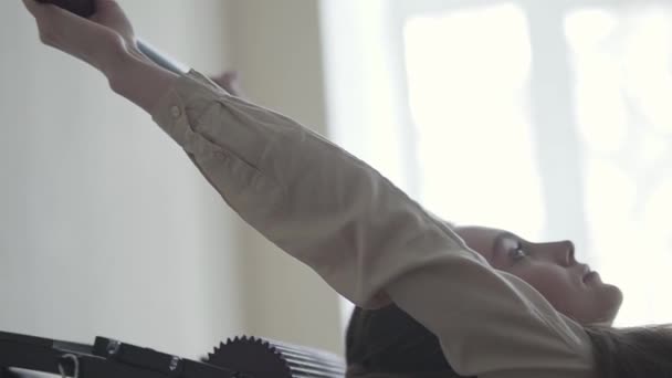 Genç kız asmak için çekme kendi iskelet makinede — Stok video