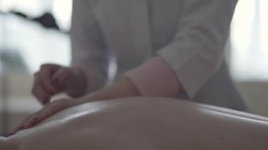 Bir hastane odasında genç bir doktor için bir tedavi edici masaj masör yok.