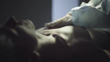 Doktorlar eller beyaz eldiven göğüs sıkıştırma bir insan vücudu için yapma